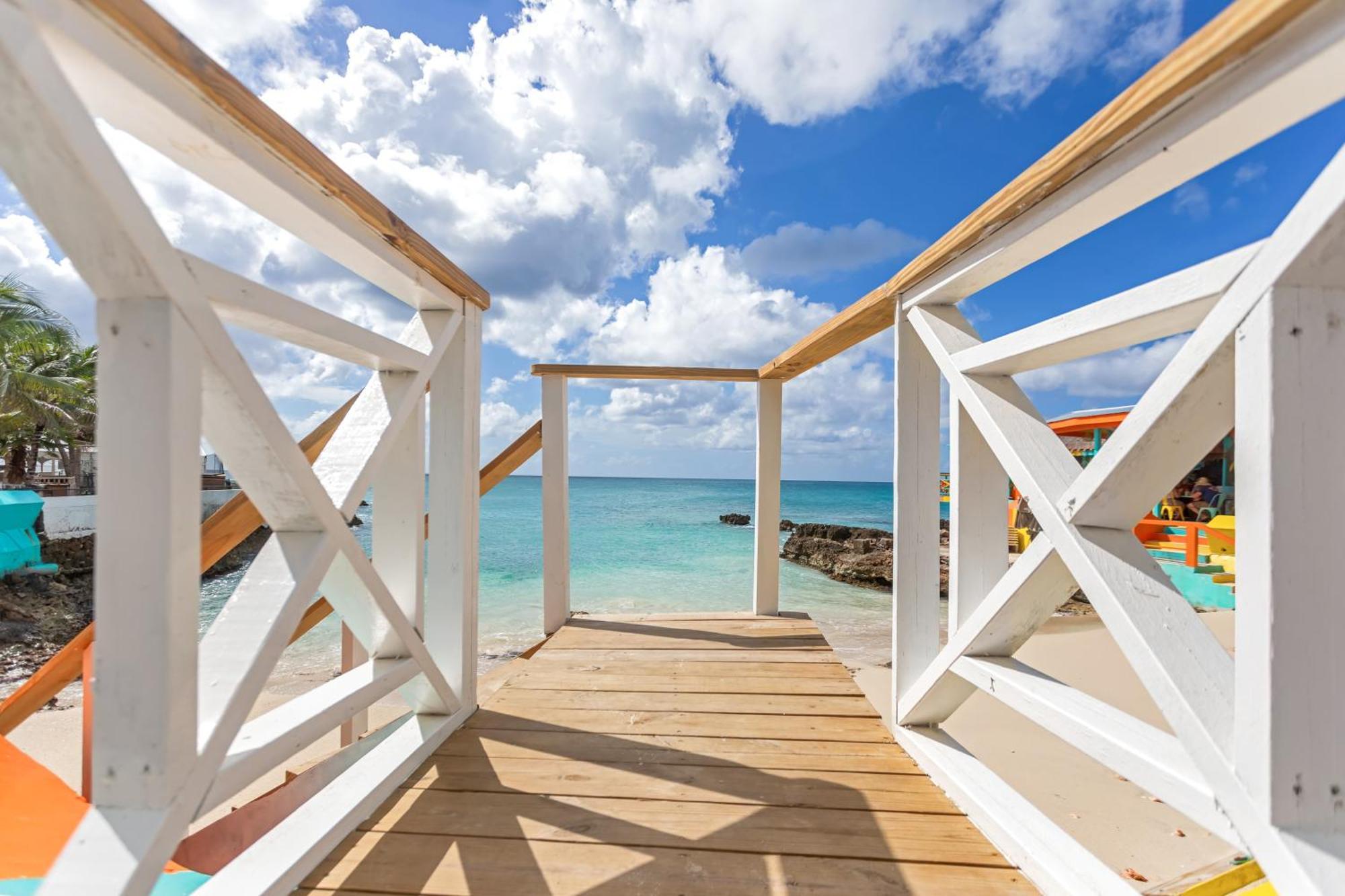 Maho Beach House - Studio - Beach Access Kültér fotó